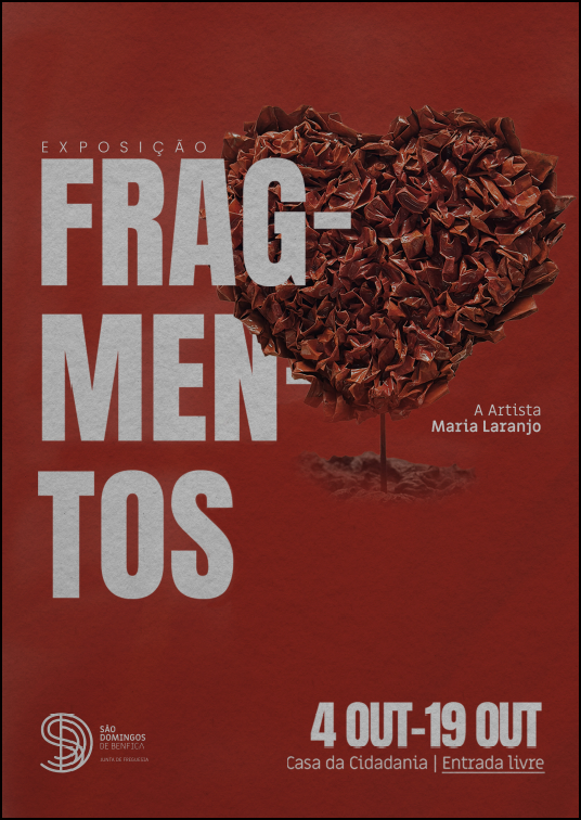 Cartaz vermelho com escultura de coração feito de objetos marrons e texto branco sobre exposição FRAGMENTOS