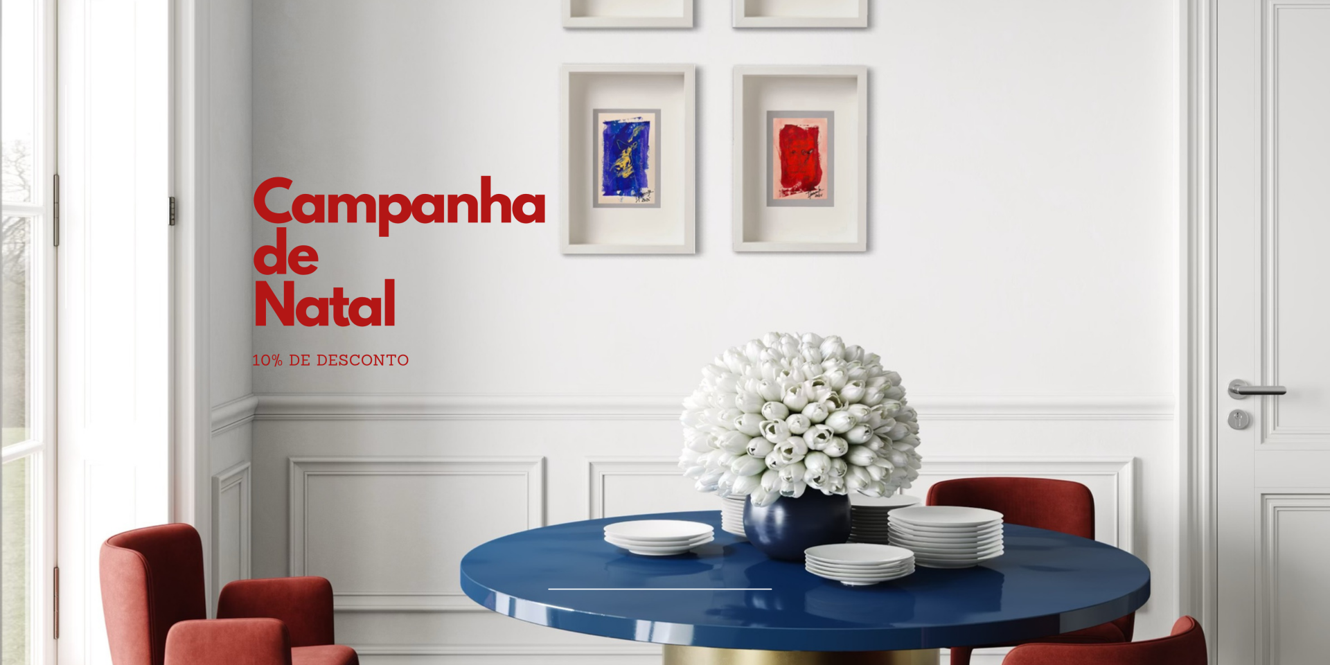 Mesa azul redonda com vaso azul e flores brancas, cadeiras vermelhas e paredes brancas com quadros pequenos.