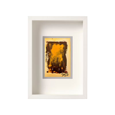 Quadro com pintura abstrata amarela e castanha em moldura branca