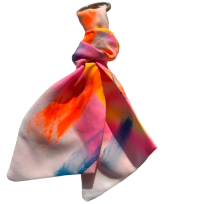 Lenço colorido com padrão abstrato amarrado