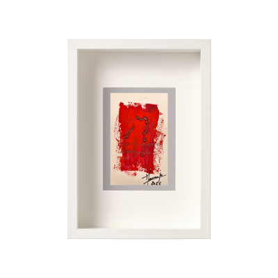 Obra de arte emoldurada com fundo vermelho e pontos de interrogação