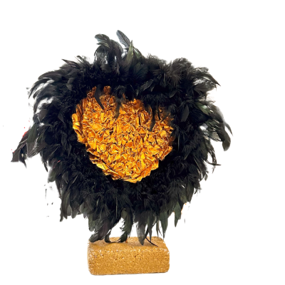 escultura circular dourada com plumas pretas numa base retangular