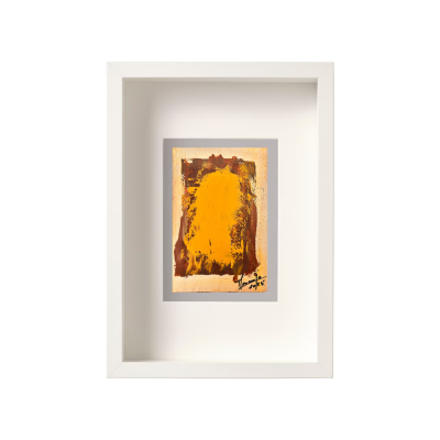 Quadro com imagem abstrata em amarelo e castanho com moldura branca