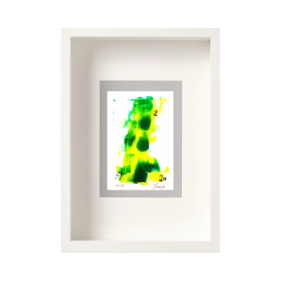 Obra de arte abstrata verde e amarela em moldura branca