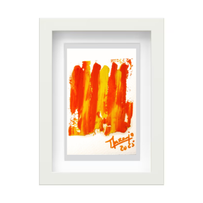 Quadro branco com pintura abstrata laranja e amarelo e assinatura 'Therajis 2021'