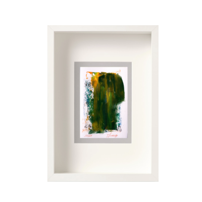 Quadro branco com pintura abstrata em verde, amarelo e azul com texto escrito à mão