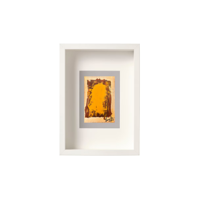 Quadro com desenho abstrato amarelo e castanho em moldura branca