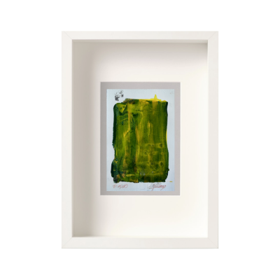 Quadro com arte abstrata em tons de verde e amarelo numa moldura branca