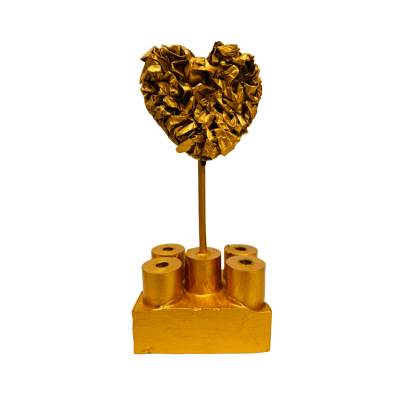 Escultura decorativa dourada em forma de coração com base quadrada