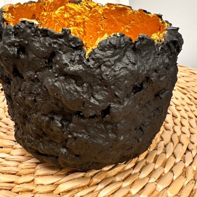 Vaso decorativo preto com interior dourado em base trançada natural.