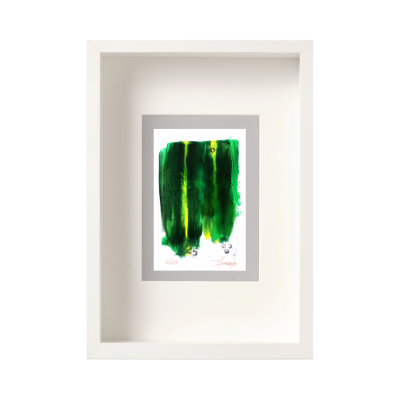 quadro branco com imagem abstrata verde e amarela e assinatura