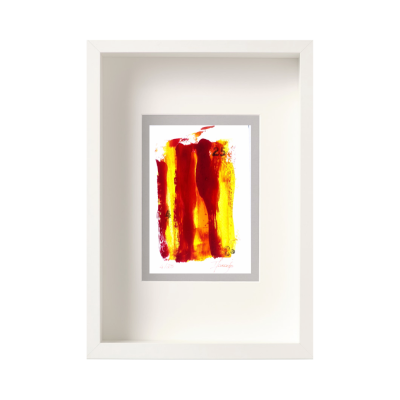 Quadro branco com pintura abstrata em vermelho e amarelo