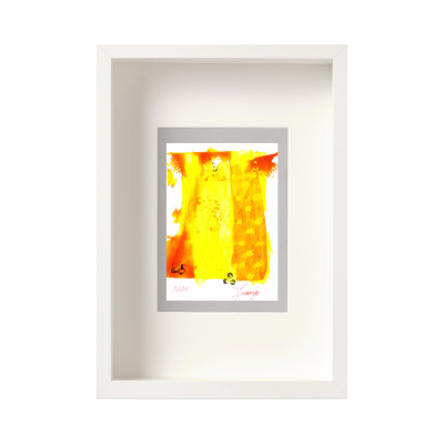 Quadro branco com ilustração amarela e alaranjada em parede branca