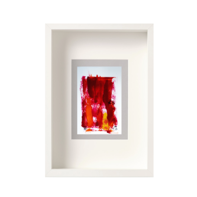 Quadro com pintura abstrata em tons vermelhos, laranja e amarelos com moldura branca