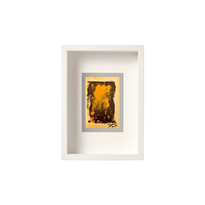 Moldura branca com pintura abstrata em amarelo e castanho
