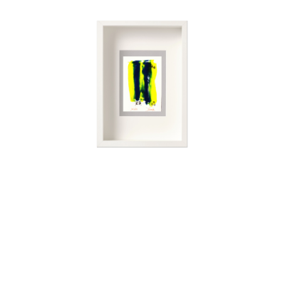 Quadro branco com pintura abstrata azul e amarelo, assinatura vermelha e data.