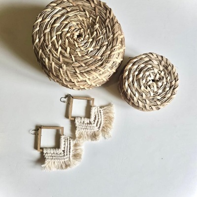 Dois cestos trançados redondos e dois brincos macramê com base quadrada em madeira