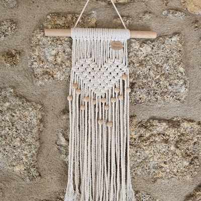 Decoração de macramé com contas em parede de pedra