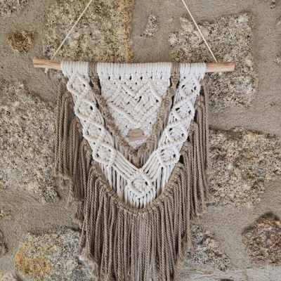 Peça decorativa pendurada de macramê com franjas