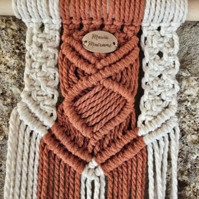 Pendente decorativo em macramé bicolor com etiqueta de madeira e padrão trançado