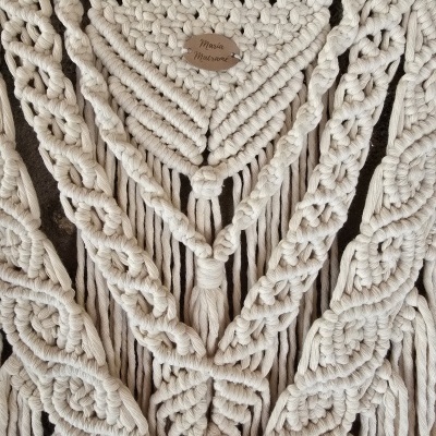 Tecelagem decorativa em macramé creme com etiqueta 'Maria Marano'