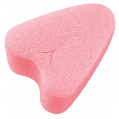 Esponja cor-de-rosa triangular com entalhe curvo de espuma