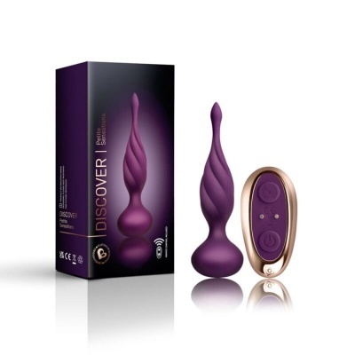 Vibrador roxo e comando remoto ao lado da caixa preta