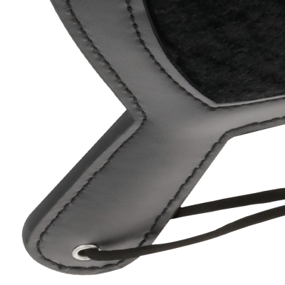 Acessório em couro preto com costura e cordão preto