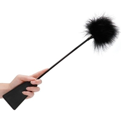 Chicote preto com pompom felpudo na ponta em fundo branco