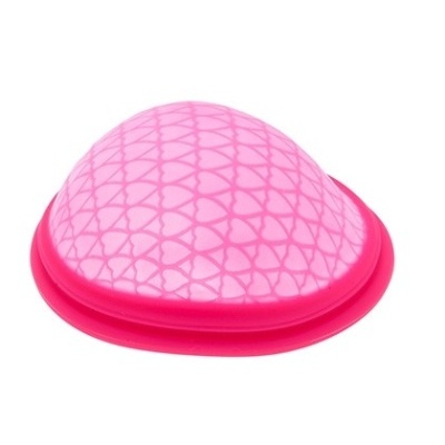Forma de silicone cor-de-rosa com padrão de corações e base vermelha