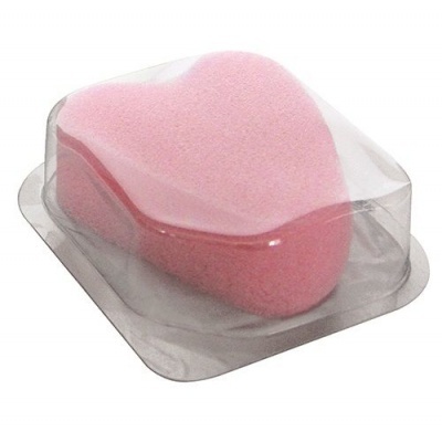 Esponja cor-de-rosa em forma de coração em embalagem plástica transparente