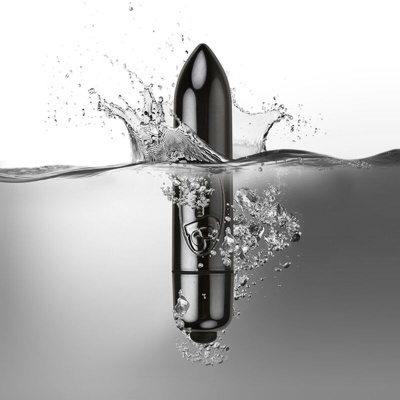 vibrador preto parcialmente submerso em água com bolhas