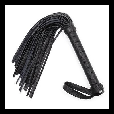 Chicote preto em material sintético com várias tiras e punho texturizado