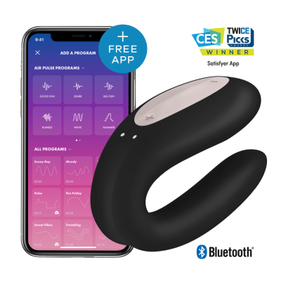 Dispositivo sexual preto curvado com telemóvel mostrando aplicação Satisfyer APP e logótipos CES e Bluetooth.