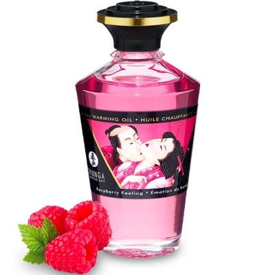 frasco de óleo aromatizante rosa com ilustração de casal e framboesas frescas ao lado