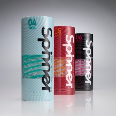 Três embalagens cilíndricas coloridas com texto Spinner e números 04, 05 e 06