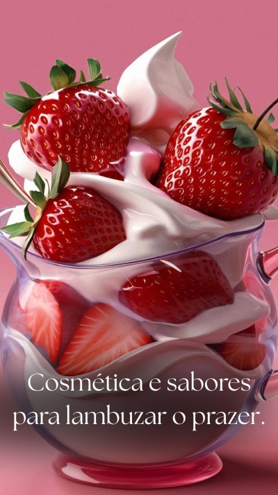 Taça de vidro com morangos frescos e chantilly sobre fundo rosa