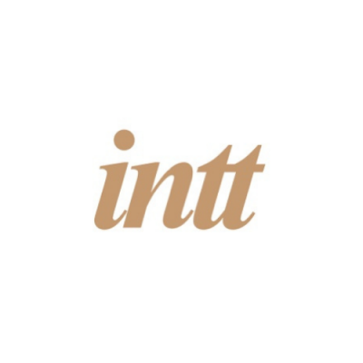 Logotipo 'intt' em letras bege sobre fundo branco