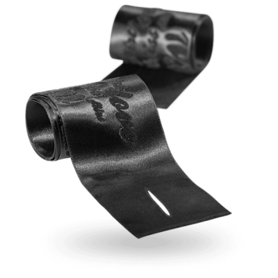 Fita decorativa preta em tecido acetinado com padrão e texto em relevo