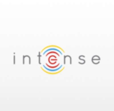 Logótipo da palavra intense com design colorido no 'e' central