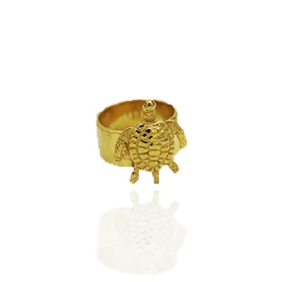 Anel dourado com tartaruga detalhada em fundo branco