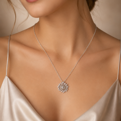 Colar com pendente de girassol prateado em pescoço feminino.