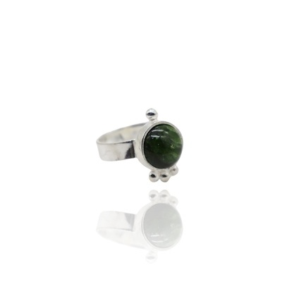 Anel prateado com pedra verde e pequenas esferas decorativas
