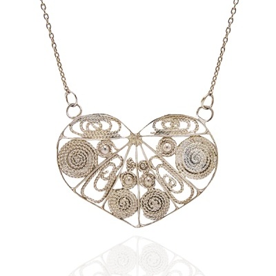 Colar dourado com pendente em forma de coração filigranado