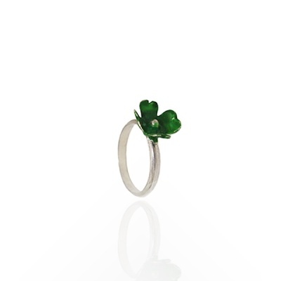 Anel prateado com flor verde