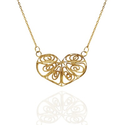 Colar dourado com pendente de coração filigranado e corrente