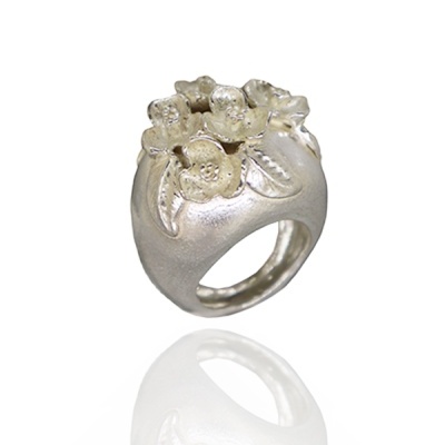 Anel prateado com flores e folhas detalhadas