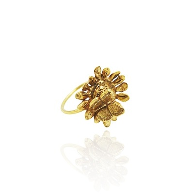 Anel dourado com flor e borboleta em metal