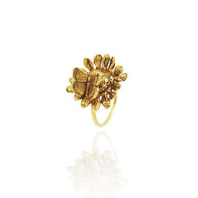 Anel dourado com borboleta e flor detalhados sobre fundo branco