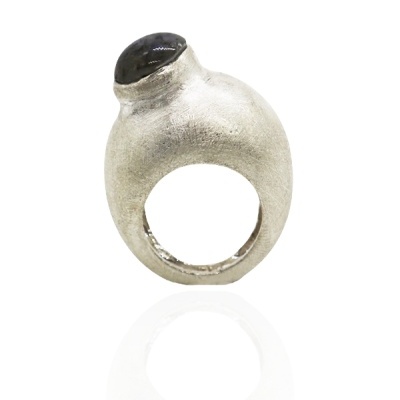 Anel de prata com pedra preta oval